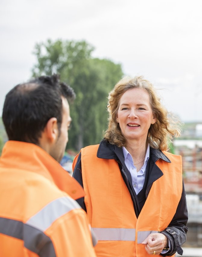 Rechtsanwältin Dr. Birgit Franz auf der Baustelle