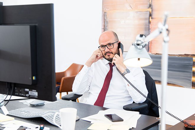 Rechtsanwalt Alexander Hofmann telefoniert