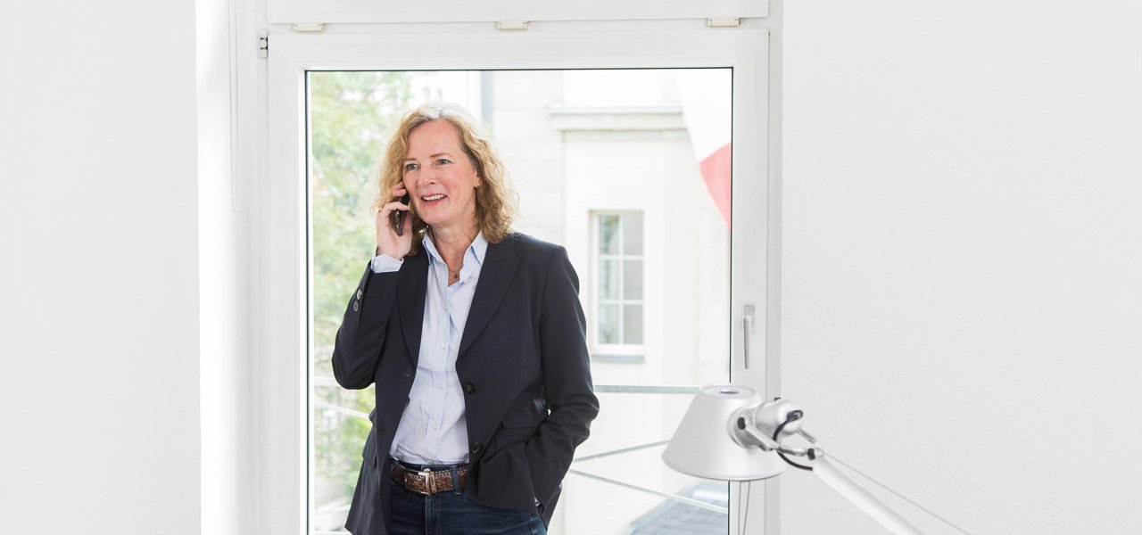 Rechtsanwältin Dr. Birgit Franz am Telefon