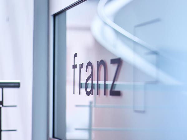 franzplus-content-sm-1 Eingang zur Kanzlei franz + partner rechtsanwälte