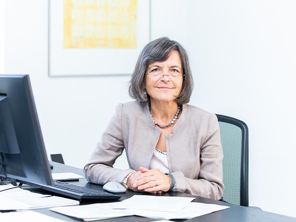 profil-content-Manuela-Stadel-2 Rechtsanwältin Manuela Stadel in ihrem Büro in der Kanzlei für Baurecht, franz + partner