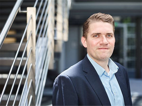 profil-content-Philpp-Valentin-2 Rechtsanwalt Philipp Valentin vor der Kölner Kanzlei für Bau-, Architekten- und Vergaberecht, franz + partner