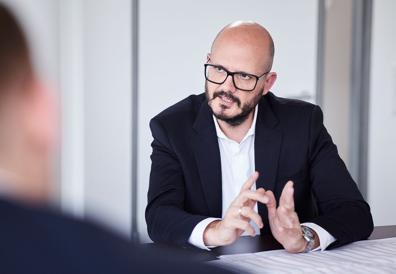 profil-content-alexander-hofmann-1 Alexander Hofmann, Rechtsanwalt und Partner bei franz + partner rechtsanwälte im Gespräch mit einem Mandanten