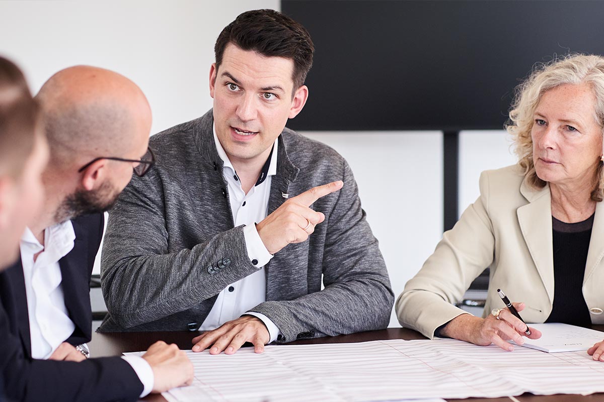 Team der Kanzlei franz + partner rechtsanwälte in einem Meeting zum Vergaberecht